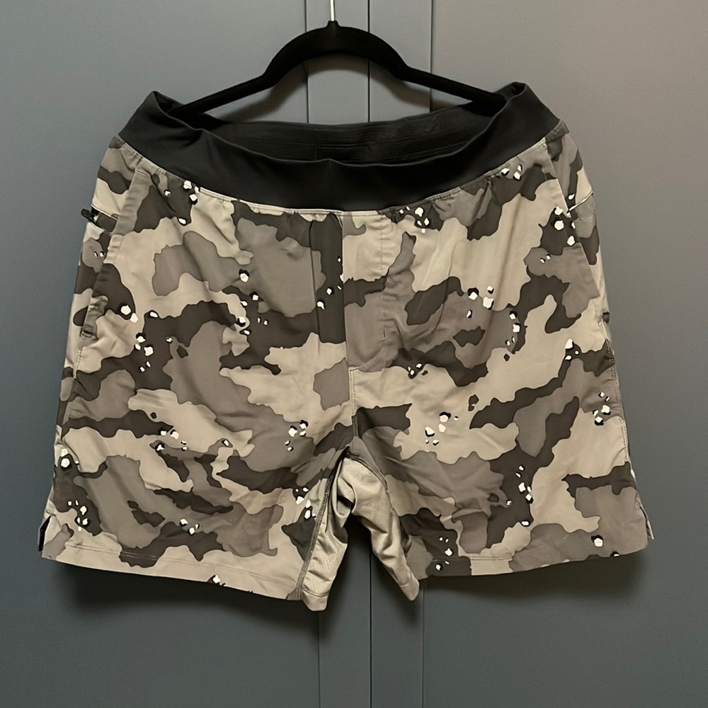 Fabletics 5” Lined Fundamental Short - Camo/Gray